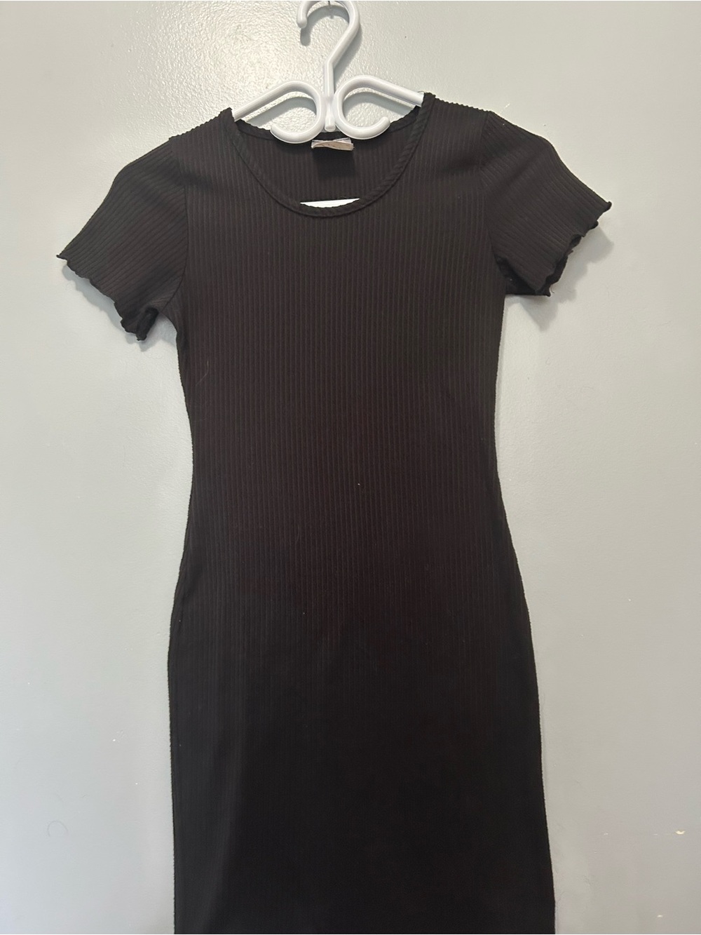 Classic Black Ribbed Midi Dress with Short Sleeves